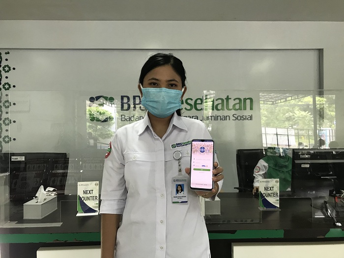 Caption : Ananda Aulia Fitriana, Supervisor Frontliner BPJS Kesehatan menunjukkan layanan online Mobile JKN. SP/ RIA SUKMA SARI