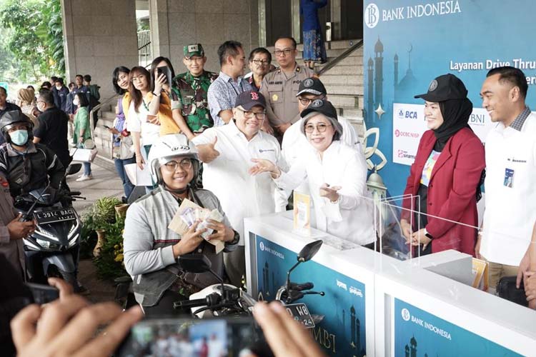 Warga antri tukarkan uang baru dengan sistem drive thru. Foto: BI Jatim.