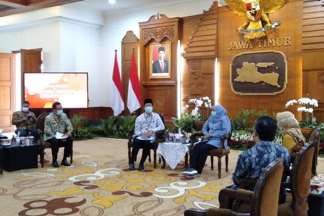 Kepala Perwakilan BKKBN Provinsi Jawa Timur, Drs Sukaryo Teguh Santoso, MPd kepada Gubernur Jawa Timur, Khofifah Indar Parawansa di Gedung Negara Grahadi.  Kamis (18/2). SP/PATRICK CAHYO