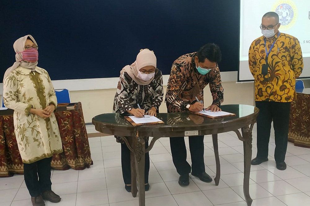 Kepala Perwakilan BKKBN Provinsi Jawa Timur, Sukaryo Teguh Santoso menandatangani kerjasama antara FKM UNAIR di Aula Sumarto Gedung FKM Universitas Airlangga,Surabaya. SP/PATRIK CAHYO