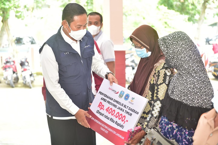 Bupati saat menyerahkan secara simbolis BLT DD ke masyarakat. SP/MUHAJIRIN KASRUN