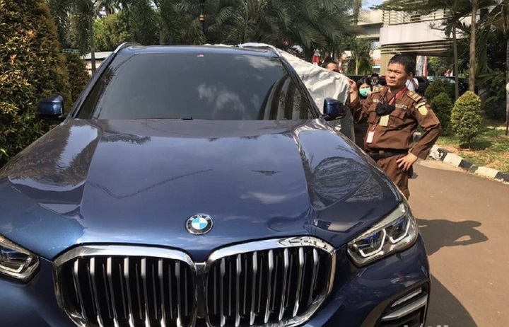 Mobil mewah BMW milik Pinangki yang disita petugas.