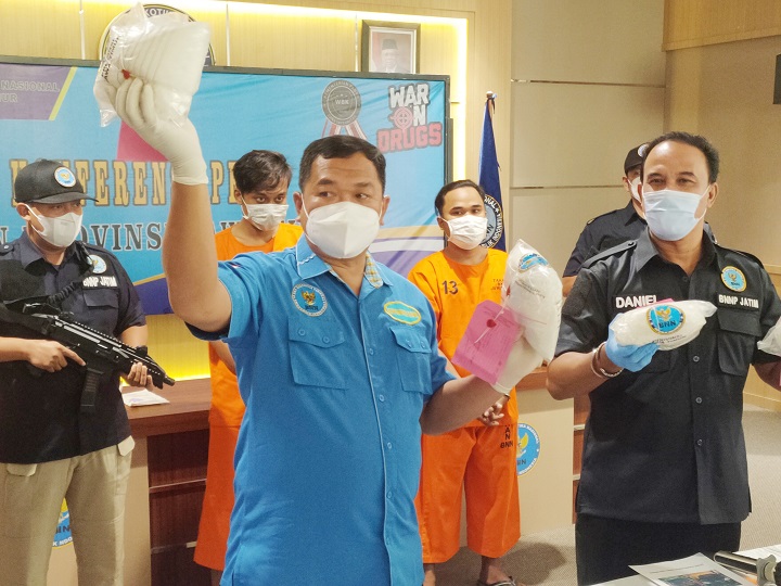 Kabid Pemberantasan BNNP Jatim Daniel Katiandagho menunjukkan barang bukti sabu seberat 4 kilogram dari dua tersangka. SP/Hendarwanto