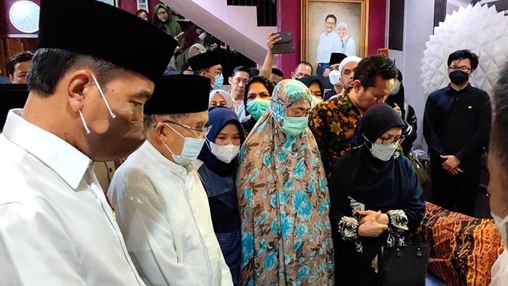 Presiden Joko Widodo dan mantan Wakil Presiden Jusuf Kalla ketika bertakziah ke rumah duka almarhum Ferry Mursyidan Baldan, mantan Menteri Agraria dan Tata Ruang, Jumat (2/12/2022).
