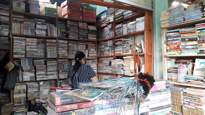 Kondisi kios-kios di Kampung Ilmu Jalan Semarang Surabaya, Minggu (14/2/2021) kemarin terlihat sepi. Hanya segilintir pengunjung yang mendatangi pusat buku bekas ini. SP/kontri-Achmad Reza