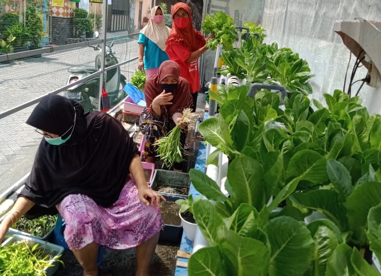 Berbagai aktivitas warga di Kampung Lilin di Jalan Kalidami VI, RT 02 RW 10 yang bisa memproduksi hasil-hasil UMKM dan dijual ke publik. SP/mg-arb