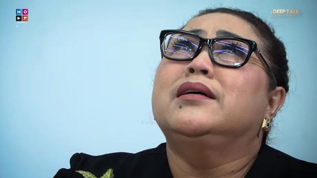 Nunung Srimulat menangis saat dirinya divonis oleh dokter mengidap kanker payudara.
