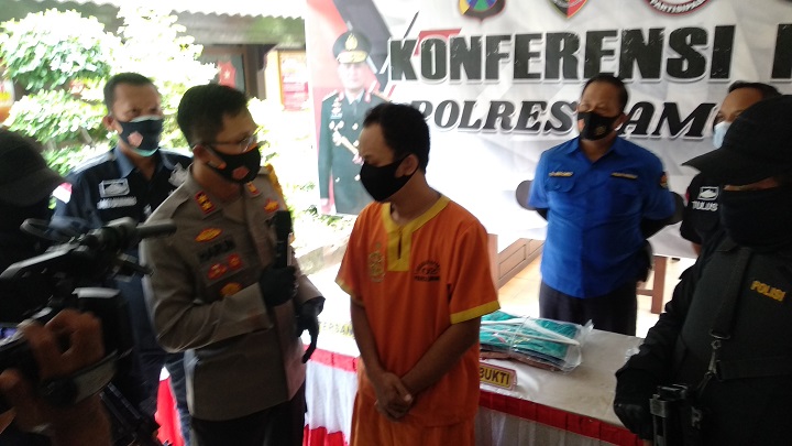 Kapolres Lamongan AKBP Harun menginterogasi aksi yang dilakukan pelaku.