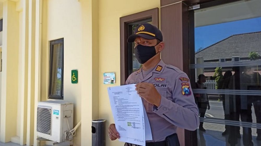 AKP Agus Hendro Tri Susetyo, menunjukkan surat pengunduran dirinya sebagai anggota Kepolisian RI di Mapolda Jatim, Kamis (1/10/2020) kemarin. SP/Antok