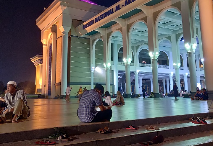 Suasana Masjid Al Akbar Surabaya, Kamis (23/3/2023) malam usai Salat Tarawih, tak lanjut pulang, beberapa jamaah asyik nongkrong dan mencari jajanan di sekitaran Masjid. SP/Timotius Devan