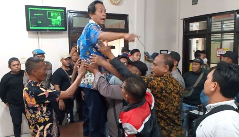 Keluarga korban berteriak tak puas dengan putusan yang dijatuhkan hakim tunggal Made Cintia Buana di PN Mojokerto, Jumat (14/7/2023).