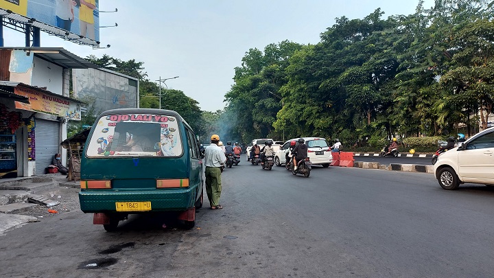 Salah satu angkutan umum yang sedang ngetem di depan Kebun Binatang Surabaya, Jalan Raya Darmo, Surabaya, Senin (5/9/2022). SP/Aksa Tirani