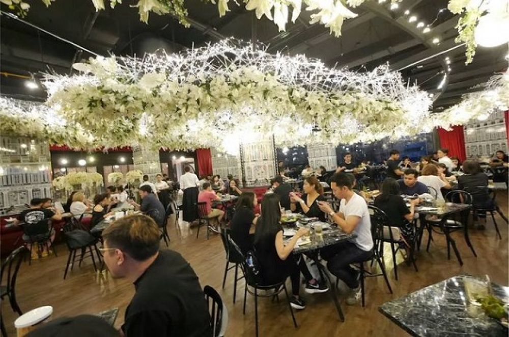 Restoran seafood Laemgate yang dimiliki bos Apichart Bowornbancharak dan Prapassorn Bowornbacha, yang telah menipu puluhan warganya Rp 21 Miliar. Kini bosnya dihukum penjara 1.446 tahun penjara.
Foto: SP/thai pbs

