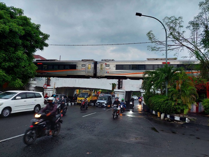 Potret suasana viaduct Kertajaya, hari Minggu sore kemarin, dipadati kendaraan bermotor. Setiap hari kerja, baik pagi dan sore, selalu dipadati sehingga menimbulkan kemacetan.