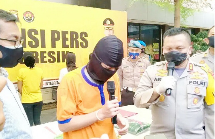 Kapolres AKBP Arief Fitrianto bersama muncikari JRA dan beberapa PSK di belakang saat konferensi pers. SP/M.AIDID