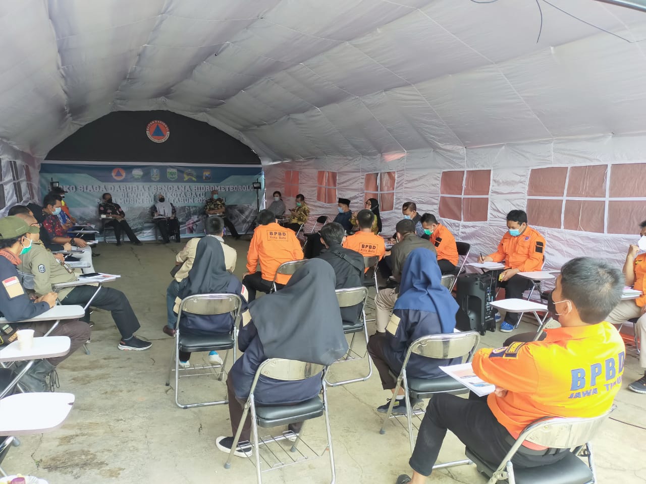 Komisi E DPRD Jatim saat menggelar pertemuan dengan petugas BPBD Jatim di Batu, Kamis (28/1/2021).SP/ RIKO ABDIONO.