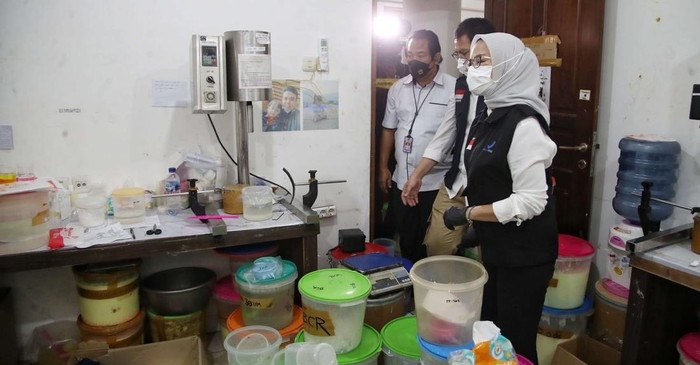 Kepala BPOM Penny S. Lukito, saat meninjau pabrik kosmetik dan obat ilegal di daerah Penjaringan Utara, Jakarta, Kamis (16/3/2023).
