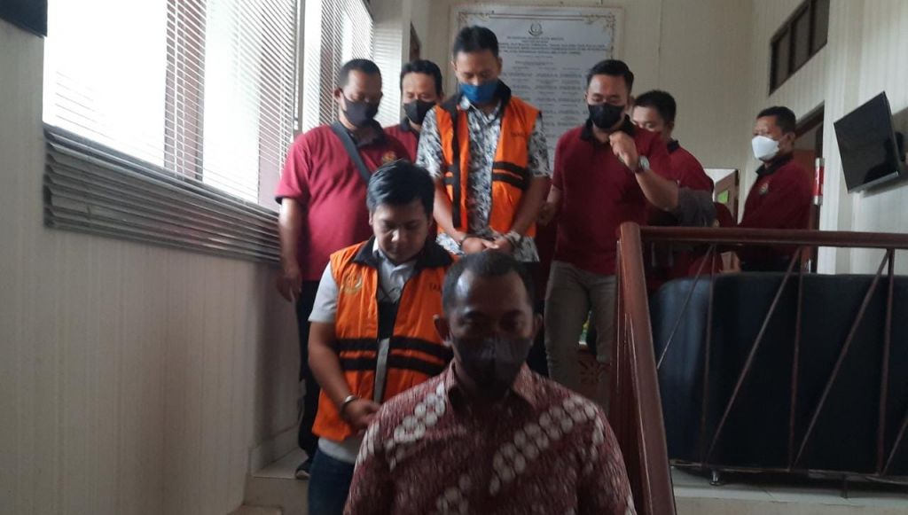 Kedua tersangka digelandang petugas menuju Lapas Kelas I Madiun.