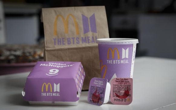 BTS Meal, paket makanan  yang membuat gedai McD diserbu banyak membeli yang berimbas terjadinya kerumunan di sejumlah geraiMcD.