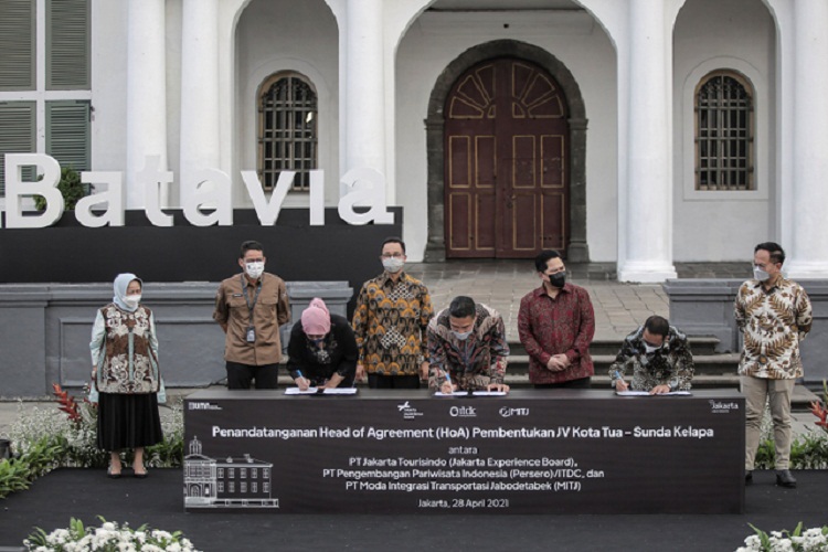 Gubernur DKI Jakarta Anies Baswedan, Menparekraf Sandiaga Uno, dan Menteri BUMN Erick Thohir di halaman Museum Fatahillah. SP/ JKT