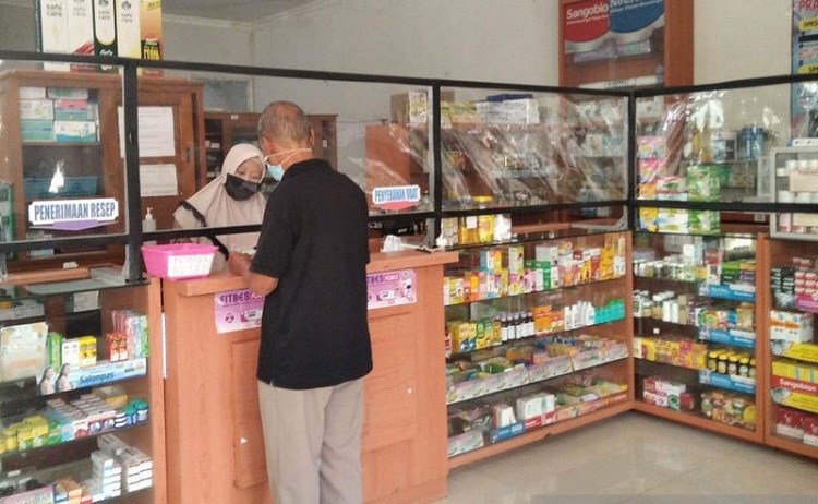 Seseorang yang sedang membeli obat di Apotek. SP/ SBY