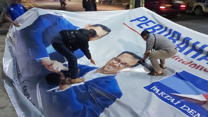 Penurunan dan pengrusakan baliho bergambar Anies-AHY, terjadi di beberapa daerah di Indonesia, Jumat (1/9/2023). Bahkan, ada sengaja merusak wajah Anies Baswedan.