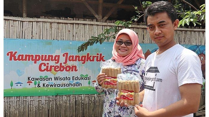 Bambang Setiawan dan istrinya saat menunjukkan Sosis Jangkrik buatannya. SP/ CRB