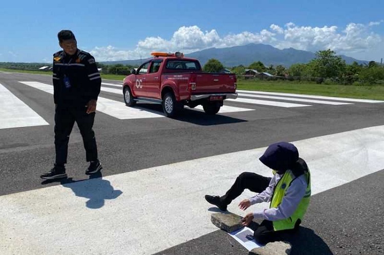 Petugas melakukan aktivitas pengujian abu vulkanik dengan paper test di landasan pacu Bandara Frans Seda Maumere, Sikka, NTT, Selasa (02/01/2024). SP/ NTT