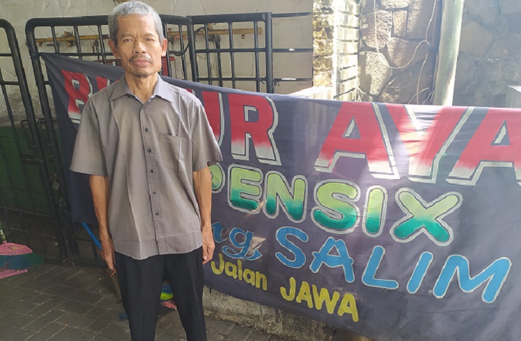 Pak Ilyas yang merupakan pemilik tunggal Bubur Ayam Spensix Bang Salim. SP/ Satrya Nugraha