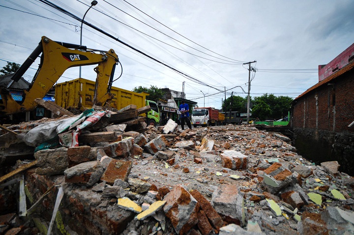 Pemkot Surabaya melakukan penertiban bangunan liar di kawasan Simogunung, Selasa (9/2/2021).  Bangunan liar tersebut terdiri dari 14 rumah dan berdiri di atas saluran air.  SP/Julian