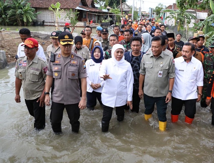Gubernur Jawa Timur Khofifah Indar Parawansa bersama sejumlah pejabat terkait saat meninjau banjir di kali Lamong beberapa waktu yang lalu.