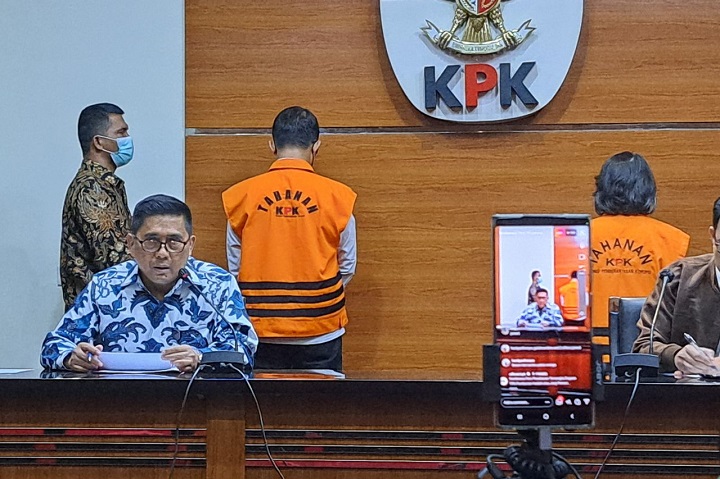 Dua tersangka yakni petinggi bank Panin, Veronika Lindawati dan konsultan pajak PT Jhonlin Agus Susetyo ditahan oleh KPK, Jumat dinihari