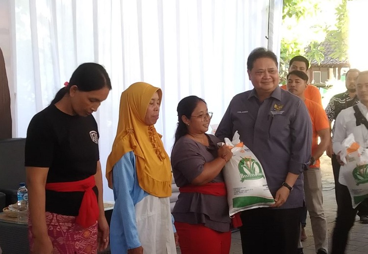 Menteri Koordinator Bidang Perekonomian Airlangga Hartarto hadir memastikan ketepatan sasaran penyaluran bantuan pangan di Kelurahan Serangan, Kota Denpasar, Provinsi Bali. SP/ BLI