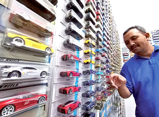 Bayu Aji Mariska saat menunjukkan koleksi ribuan hot wheels-nya. SP/ BLT