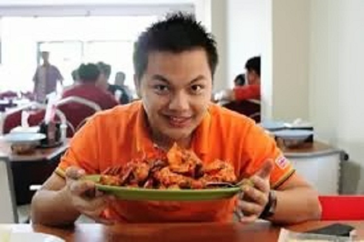 Bayu Reksa Nugraha dengan produk Banana Crispy miliknya. SP/ SBY