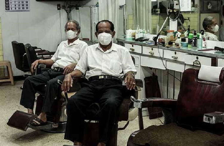 Sukadi dan rekannya siap melayani pelanggan untuk potong rambut. SP/ MLG