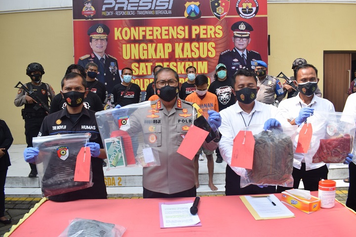 Kapolresta Sidoarjo Kombes Pol Sumardji mengungkap kasus pembunuhan yang menimpa remaja di Tulangan Sidoarjo