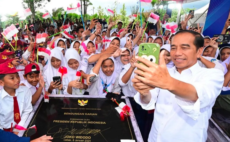 Presiden Jokowi saat berfoto bersama sejumlah pelajar SD saat meresmikan Bendungan Karian di Banten, Senin (08/01/2024). SP/ JKT