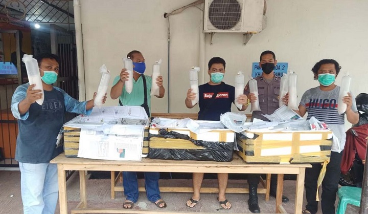 Puluhan ribu benih lobster yang disita dari mobil misterius