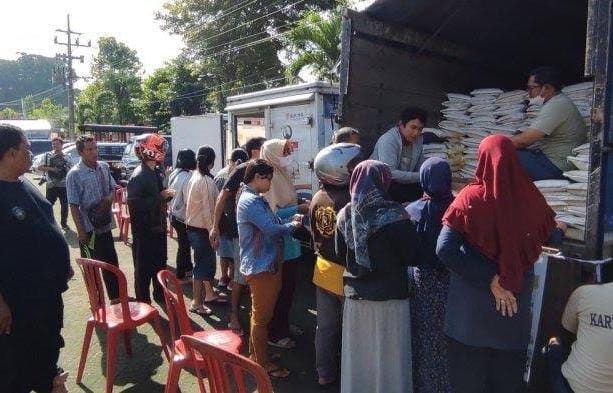 Warga Kota Blitar antri beli beras berjam-jam, Senin (13/2/2023).