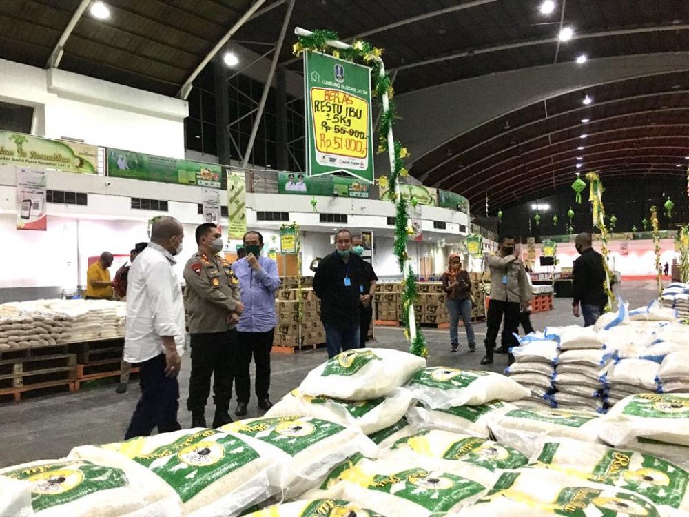 Sederet jenis beras dengan aneka harga tersedia di Lumbung Pangan Jatim yang terletak di JX International Surabaya.