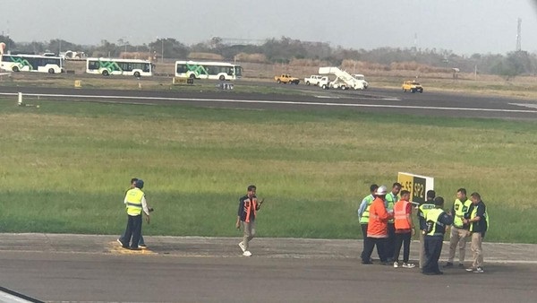 Suasana runway Bandara Juanda yang memperlihatkan pesawat Pelita Air IP 205 jurusan Surabaya-Jakarta berhenti dan dikerubuti petugas gegana dan sejumlah tentara karena adanya ancaman bom, Rabu (6/12/2023).