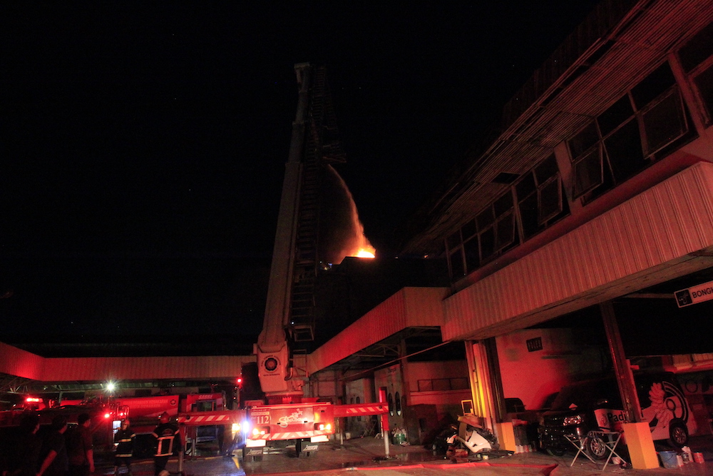 Kebakaran di ruko Kedungdoro.