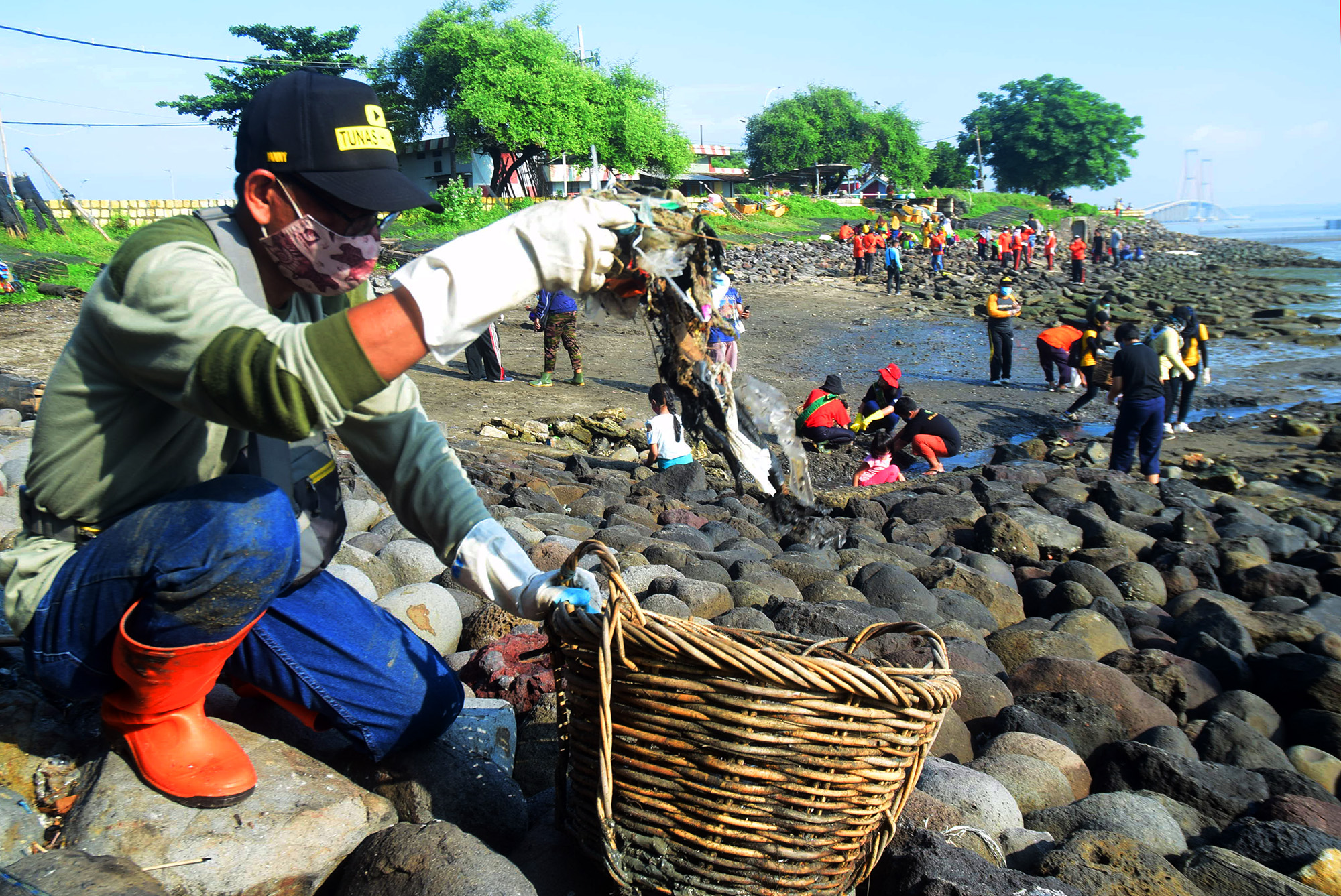 Sejumlah Warga yang tergabung komunitas Tunas Hijau memungut sampah di Pesisir Pantai di Kedung Cowek, Kota Surabaya, Minggu (14/2).SP/PATRIK CAHYO 
