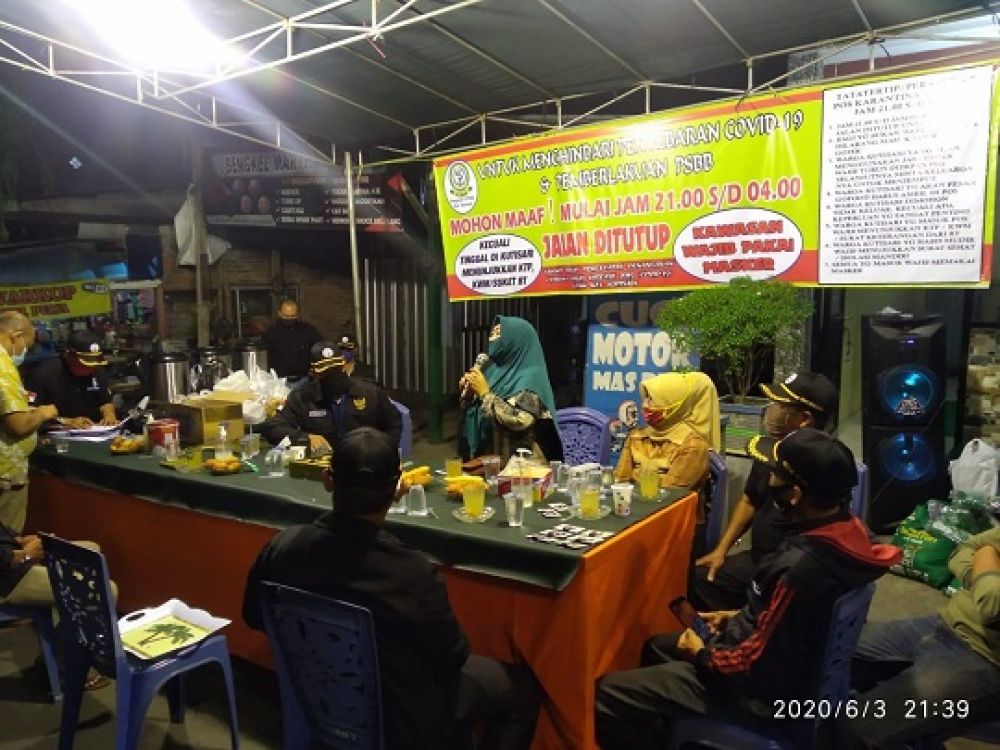 Wakil Ketua DPRD Surabaya Laila Mufidah turun langsung melihat kondisi Kampung Tangguh Wani Jogo Suroboyo di RW 02 Kutisari, Surabaya, Kamis malam.
Foto: Sp/Alqomar
