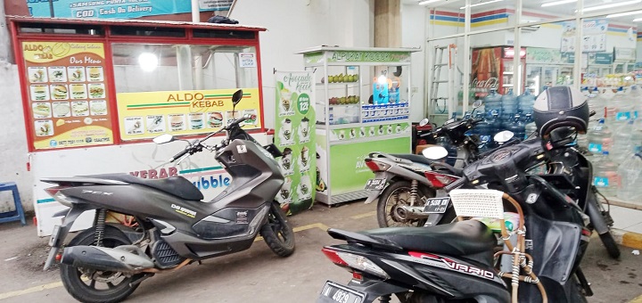 Beberapa pelaku UMKM yang berjualan di area minimarket. SP/Mahbub Fikri