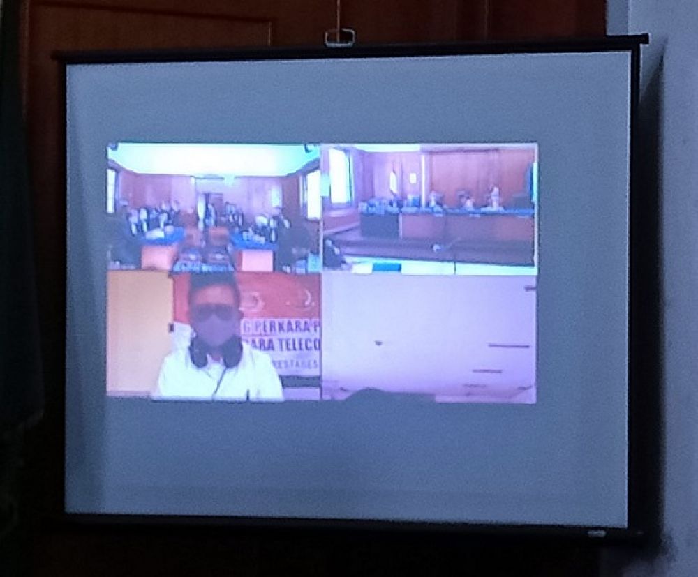Pendeta Hanny Layantara (bermasker) saat menjalani proses persidangan secara video conference dari tahanan Polda Jatim, yang digelar di PN Surabaya, Kamis kemarin.

Foto: SP/Budi Mulyono