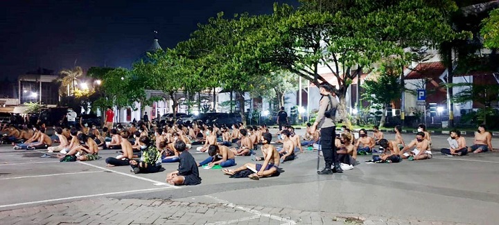 92 Bonek diamankan di halaman Mapolrestabes Surabaya. Mereka diduga usai membuat kericuhan dan provokasi di sekitar Tambaksari Surabaya Kamis malam. SP/Anggadia Muhammad