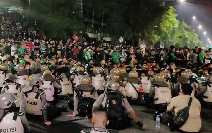 Ratusan Bonek saat memeriahkan HUT Persebaya dijaga ketat oleh petugas kepolisian.