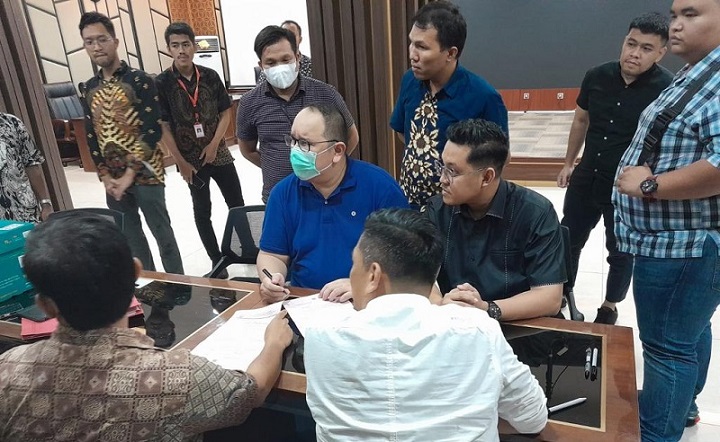 Henry Surya saat dilimpahkan ke Kejaksaan oleh Bareskrim Polri.